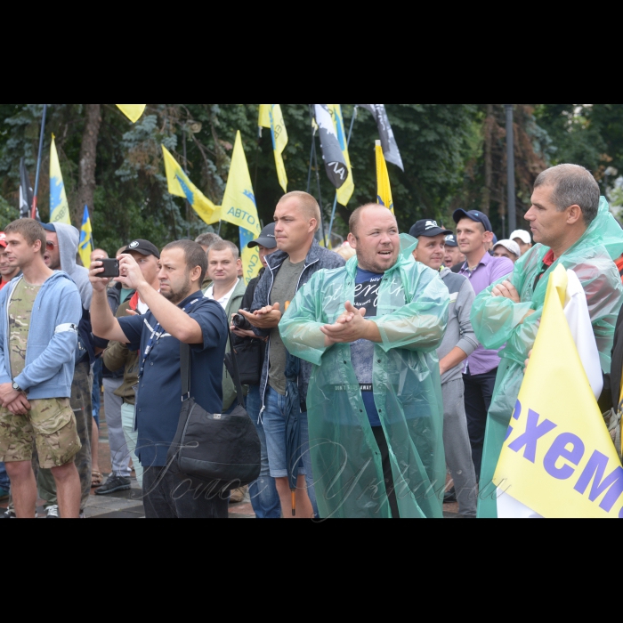 Мітинг біля Верховної Ради власників автомобілів з іноземною реєстрацією з вимогою пільгового розмитнення авто.

Вони вимагають скасувати постанову Кабінету міністрів №475 і внести до порядку денного Верховної Ради законопроекти №8487 і №8488.
Про це заявив керівник організації 