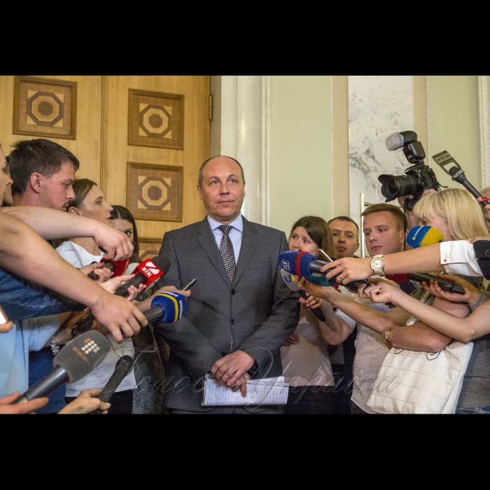 Голова Верховної Ради Андрій Парубій поспілкувався з пресою і пообіцяв, що кулуари парламенту не закриватимуть для парламентських журналістів