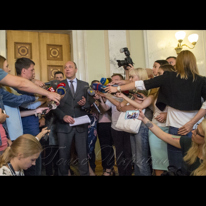 Голова Верховної Ради Андрій Парубій поспілкувався з пресою і пообіцяв, що кулуари парламенту не закриватимуть для парламентських журналістів