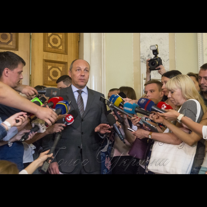 Голова Верховної Ради Андрій Парубій поспілкувався з пресою і пообіцяв, що кулуари парламенту не закриватимуть для парламентських журналістів