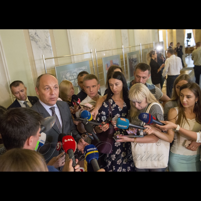 Голова Верховної Ради Андрій Парубій поспілкувався з пресою і пообіцяв, що кулуари парламенту не закриватимуть для парламентських журналістів