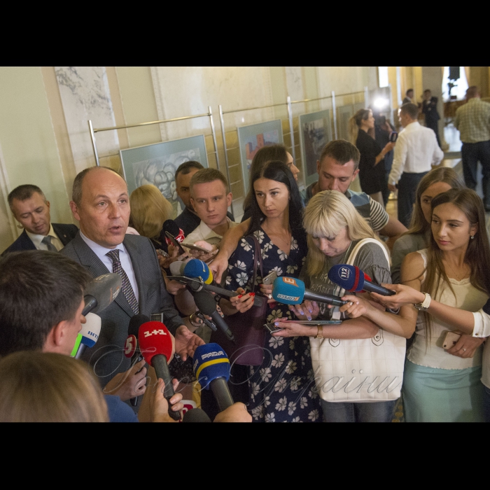 Голова Верховної Ради Андрій Парубій поспілкувався з пресою і пообіцяв, що кулуари парламенту не закриватимуть для парламентських журналістів