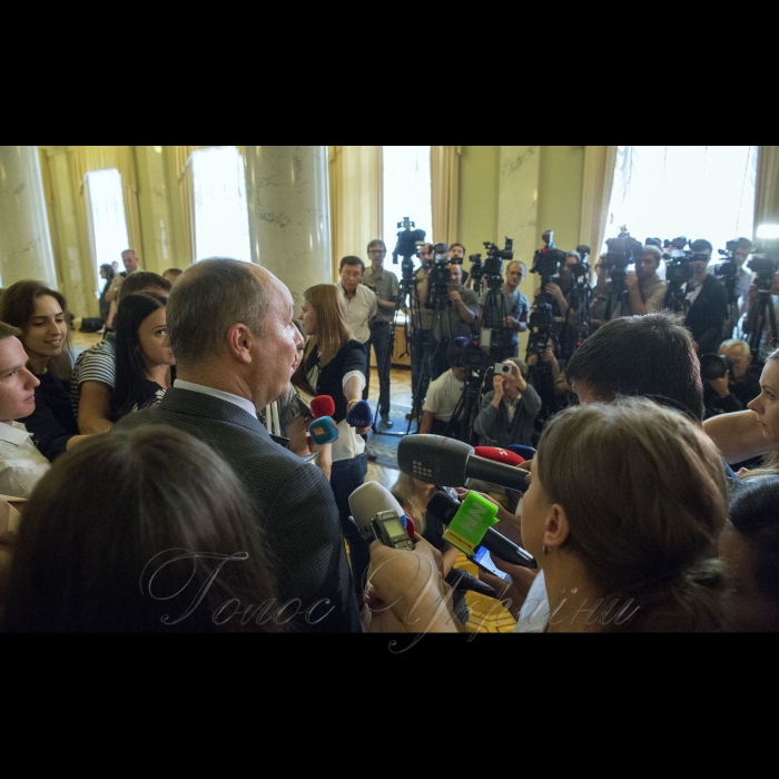 Голова Верховної Ради Андрій Парубій поспілкувався з пресою і пообіцяв, що кулуари парламенту не закриватимуть для парламентських журналістів