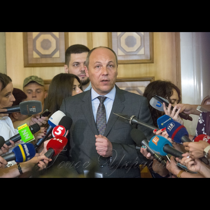 Голова Верховної Ради Андрій Парубій поспілкувався з пресою і пообіцяв, що кулуари парламенту не закриватимуть для парламентських журналістів