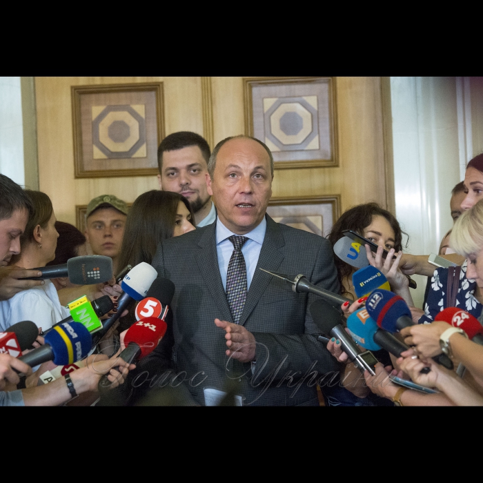 Голова Верховної Ради Андрій Парубій поспілкувався з пресою і пообіцяв, що кулуари парламенту не закриватимуть для парламентських журналістів