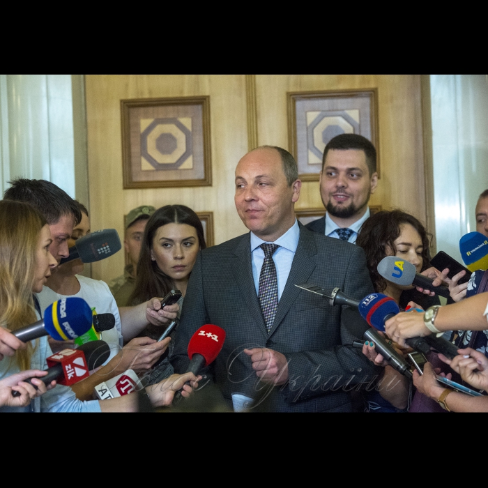 Голова Верховної Ради Андрій Парубій поспілкувався з пресою і пообіцяв, що кулуари парламенту не закриватимуть для парламентських журналістів
