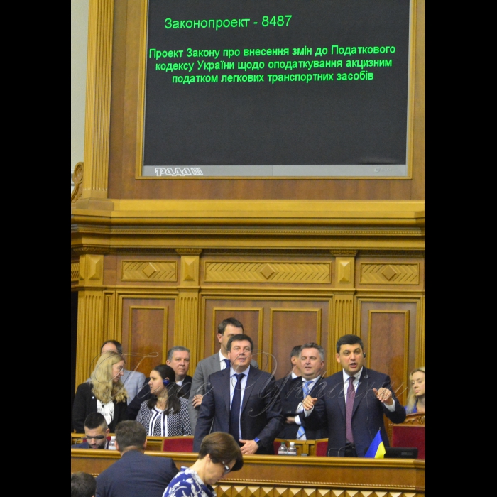 13 липня 2018 cесія Верховної Ради України.
У сесійній залі присутні члени Кабінету міністрів на чолі з Прем’єр-міністром Володимиром Гройсманом. Розпочалася «година запитань до Уряду».
Прийнято проект Закону 