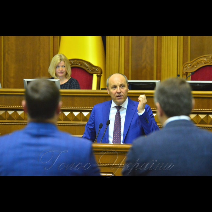 13 липня 2018 cесія Верховної Ради України.
У сесійній залі присутні члени Кабінету міністрів на чолі з Прем’єр-міністром Володимиром Гройсманом. Розпочалася «година запитань до Уряду».
Прийнято проект Закону 