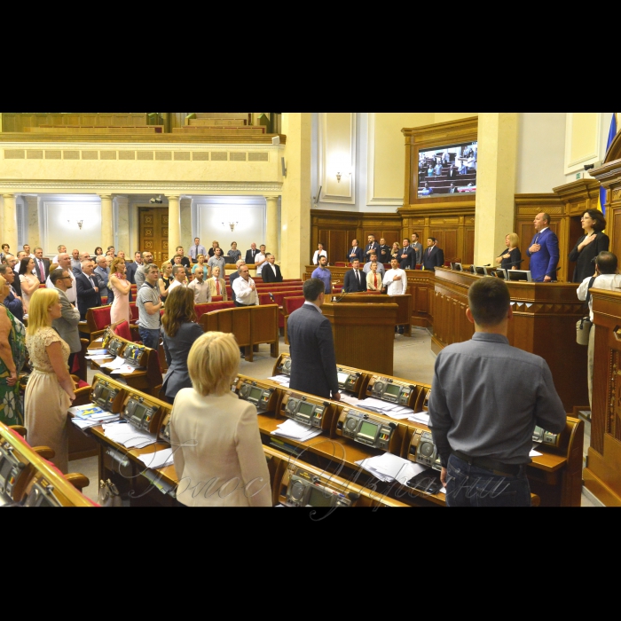 13 липня 2018 cесія Верховної Ради України.
У сесійній залі присутні члени Кабінету міністрів на чолі з Прем’єр-міністром Володимиром Гройсманом. Розпочалася «година запитань до Уряду».
Прийнято проект Закону 