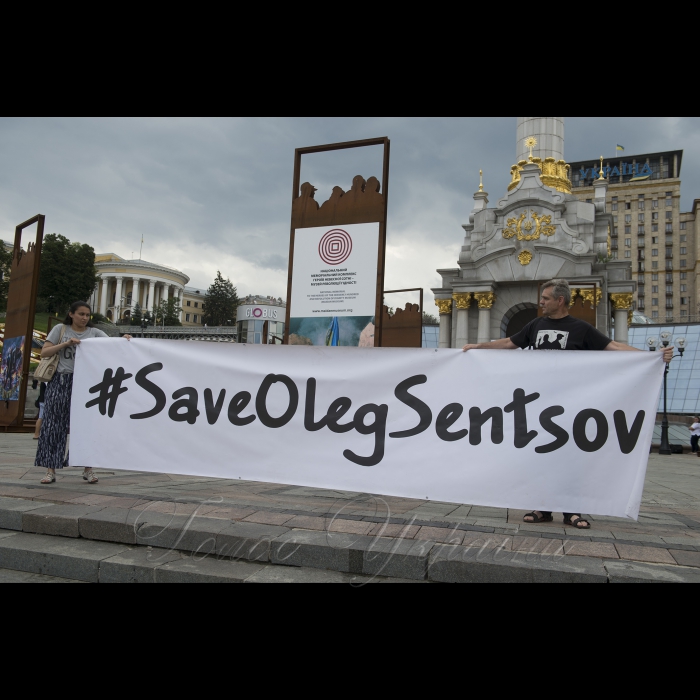 15липня 2018 Київ. На майдані Незалежності відбулася акція #SaveOlegSentsov на підтримку Олега Сенцова та інших українських політв’язнів Кремля. Під час акції активісти повісили біля стели Незалежності величезний банер з переліком усіх в’язнів Кремля. Акції 13-15 липня пройдуть у понад 70 містах по всьому світу. 16 липня активісти проведуть публічну акцію в Гельсінкі, де відбудеться зустріч президента США Дональда Трампа та президента Росії В. Путіна.