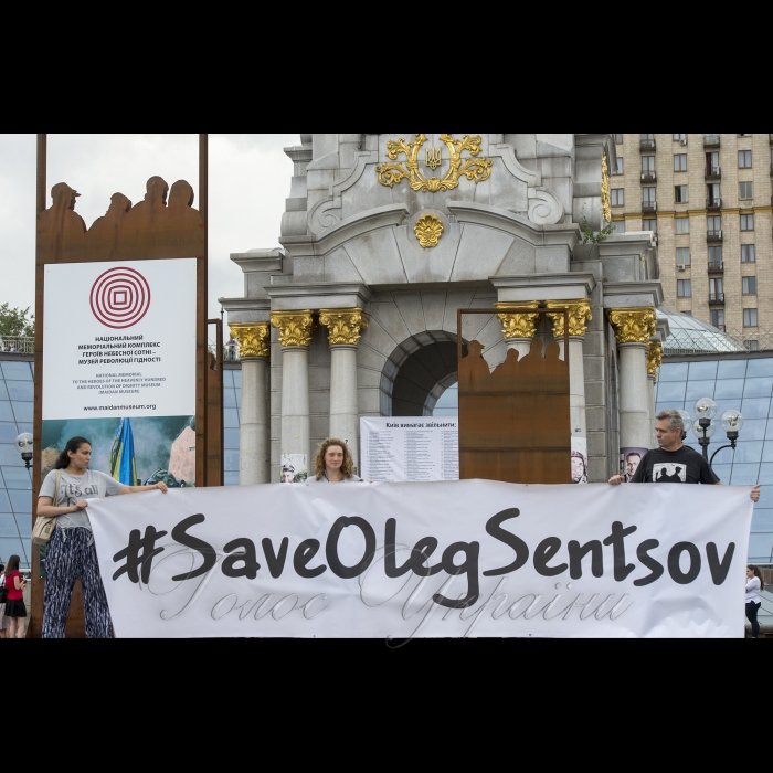 15липня 2018 Київ. На майдані Незалежності відбулася акція #SaveOlegSentsov на підтримку Олега Сенцова та інших українських політв’язнів Кремля. Під час акції активісти повісили біля стели Незалежності величезний банер з переліком усіх в’язнів Кремля. Акції 13-15 липня пройдуть у понад 70 містах по всьому світу. 16 липня активісти проведуть публічну акцію в Гельсінкі, де відбудеться зустріч президента США Дональда Трампа та президента Росії В. Путіна.