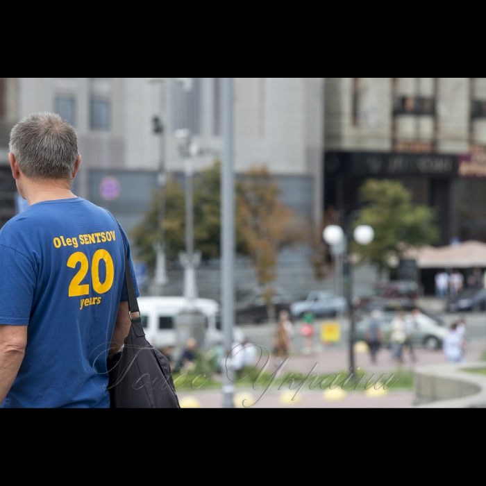 15липня 2018 Київ. На майдані Незалежності відбулася акція #SaveOlegSentsov на підтримку Олега Сенцова та інших українських політв’язнів Кремля. Під час акції активісти повісили біля стели Незалежності величезний банер з переліком усіх в’язнів Кремля. Акції 13-15 липня пройдуть у понад 70 містах по всьому світу. 16 липня активісти проведуть публічну акцію в Гельсінкі, де відбудеться зустріч президента США Дональда Трампа та президента Росії В. Путіна.