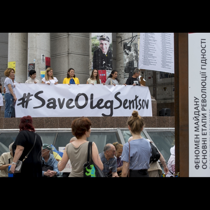 15липня 2018 Київ. На майдані Незалежності відбулася акція #SaveOlegSentsov на підтримку Олега Сенцова та інших українських політв’язнів Кремля. Під час акції активісти повісили біля стели Незалежності величезний банер з переліком усіх в’язнів Кремля. Акції 13-15 липня пройдуть у понад 70 містах по всьому світу. 16 липня активісти проведуть публічну акцію в Гельсінкі, де відбудеться зустріч президента США Дональда Трампа та президента Росії В. Путіна.