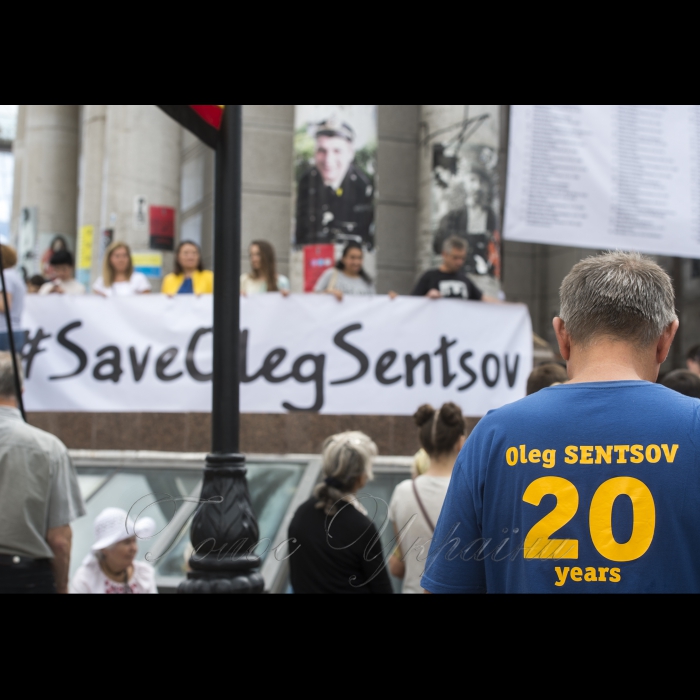 15липня 2018 Київ. На майдані Незалежності відбулася акція #SaveOlegSentsov на підтримку Олега Сенцова та інших українських політв’язнів Кремля. Під час акції активісти повісили біля стели Незалежності величезний банер з переліком усіх в’язнів Кремля. Акції 13-15 липня пройдуть у понад 70 містах по всьому світу. 16 липня активісти проведуть публічну акцію в Гельсінкі, де відбудеться зустріч президента США Дональда Трампа та президента Росії В. Путіна.