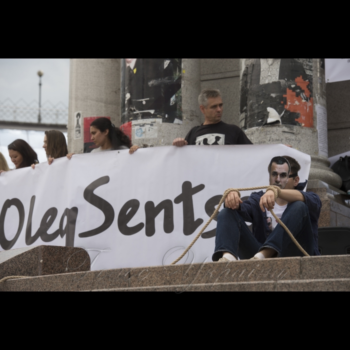 15липня 2018 Київ. На майдані Незалежності відбулася акція #SaveOlegSentsov на підтримку Олега Сенцова та інших українських політв’язнів Кремля. Під час акції активісти повісили біля стели Незалежності величезний банер з переліком усіх в’язнів Кремля. Акції 13-15 липня пройдуть у понад 70 містах по всьому світу. 16 липня активісти проведуть публічну акцію в Гельсінкі, де відбудеться зустріч президента США Дональда Трампа та президента Росії В. Путіна.