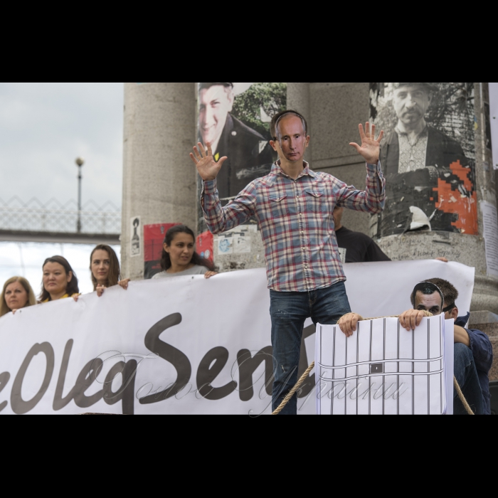 15липня 2018 Київ. На майдані Незалежності відбулася акція #SaveOlegSentsov на підтримку Олега Сенцова та інших українських політв’язнів Кремля. Під час акції активісти повісили біля стели Незалежності величезний банер з переліком усіх в’язнів Кремля. Акції 13-15 липня пройдуть у понад 70 містах по всьому світу. 16 липня активісти проведуть публічну акцію в Гельсінкі, де відбудеться зустріч президента США Дональда Трампа та президента Росії В. Путіна.