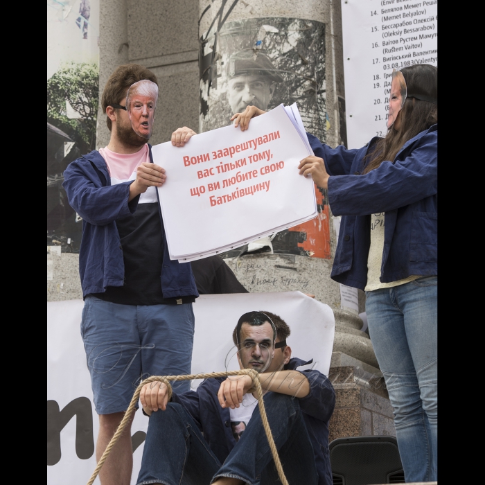 15липня 2018 Київ. На майдані Незалежності відбулася акція #SaveOlegSentsov на підтримку Олега Сенцова та інших українських політв’язнів Кремля. Під час акції активісти повісили біля стели Незалежності величезний банер з переліком усіх в’язнів Кремля. Акції 13-15 липня пройдуть у понад 70 містах по всьому світу. 16 липня активісти проведуть публічну акцію в Гельсінкі, де відбудеться зустріч президента США Дональда Трампа та президента Росії В. Путіна.
