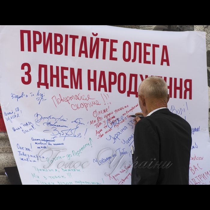 15липня 2018 Київ. На майдані Незалежності відбулася акція #SaveOlegSentsov на підтримку Олега Сенцова та інших українських політв’язнів Кремля. Під час акції активісти повісили біля стели Незалежності величезний банер з переліком усіх в’язнів Кремля. Акції 13-15 липня пройдуть у понад 70 містах по всьому світу. 16 липня активісти проведуть публічну акцію в Гельсінкі, де відбудеться зустріч президента США Дональда Трампа та президента Росії В. Путіна.