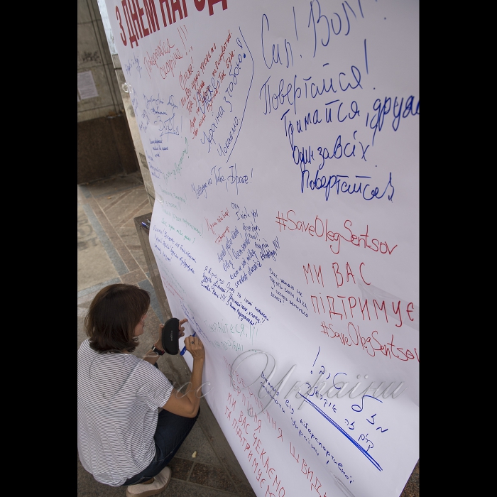 15липня 2018 Київ. На майдані Незалежності відбулася акція #SaveOlegSentsov на підтримку Олега Сенцова та інших українських політв’язнів Кремля. Під час акції активісти повісили біля стели Незалежності величезний банер з переліком усіх в’язнів Кремля. Акції 13-15 липня пройдуть у понад 70 містах по всьому світу. 16 липня активісти проведуть публічну акцію в Гельсінкі, де відбудеться зустріч президента США Дональда Трампа та президента Росії В. Путіна.