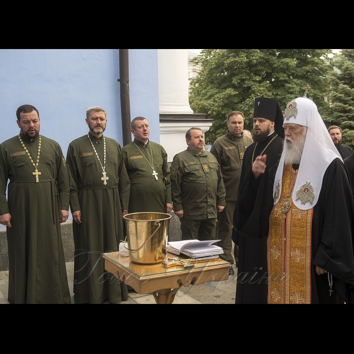 26 липня 2018 Патріарх Філарет освятив одяг для капеланів у Києві.
Глава Української православної церкви Київського патріархату, Патріарх Київський і всієї Руси-України Філарет під час освячення одягу для військових священиків (капеланів) у Києві, 26 липня 2018 р. Цього дня у Києві відбулося освячення одягу для військових священиків. Підрясники темно-оливкового кольору стануть польовою одежею для використання капеланами на фронті.