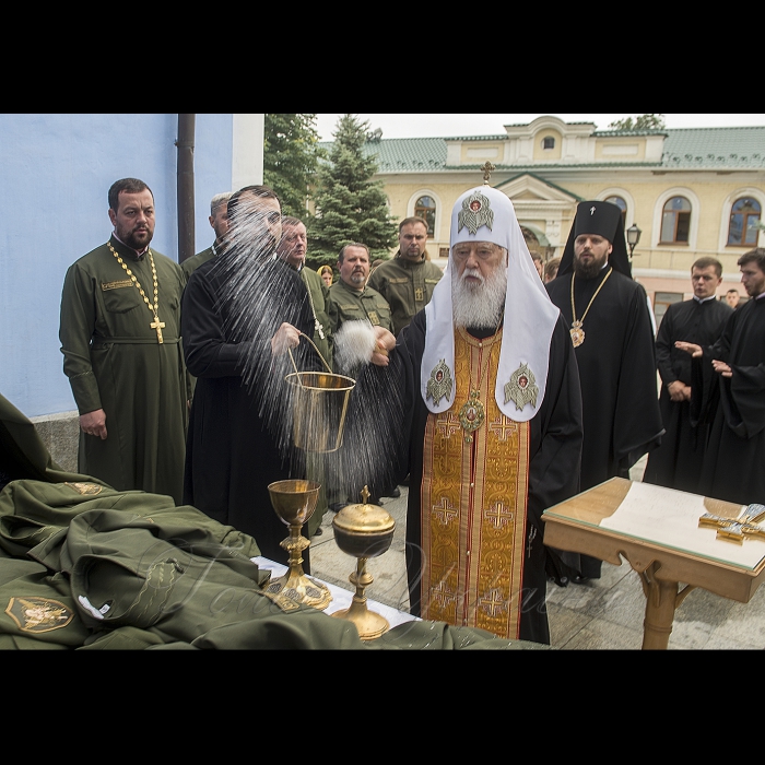 26 липня 2018 Патріарх Філарет освятив одяг для капеланів у Києві.
Глава Української православної церкви Київського патріархату, Патріарх Київський і всієї Руси-України Філарет під час освячення одягу для військових священиків (капеланів) у Києві, 26 липня 2018 р. Цього дня у Києві відбулося освячення одягу для військових священиків. Підрясники темно-оливкового кольору стануть польовою одежею для використання капеланами на фронті.