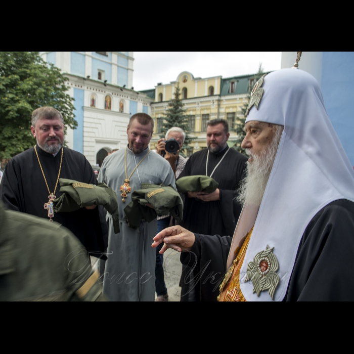 26 липня 2018 Патріарх Філарет освятив одяг для капеланів у Києві.
Глава Української православної церкви Київського патріархату, Патріарх Київський і всієї Руси-України Філарет під час освячення одягу для військових священиків (капеланів) у Києві, 26 липня 2018 р. Цього дня у Києві відбулося освячення одягу для військових священиків. Підрясники темно-оливкового кольору стануть польовою одежею для використання капеланами на фронті.