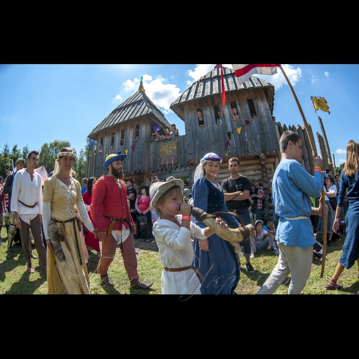 4 серпня 2018 Голова Верховної Ради України Андрій Парубій відвідав ХІІІ фестиваль середньовічної української культури «Ту Стань! — 2018», який триває з 3 по 5 серпня у селі Урич Сколівського району на Львівщині. На північ від сучасного населеного пункту в IX—XIII століттях існувало унікальне наскельне місто-фортеця, оборонний та адміністративний центр і митний пункт на соляному шляху із Дрогобича на Закарпаття і далі до Західної Європи.
У програмі заходу — екскурсії, історичні реконструкції, лицарські поєдинки, кінні турніри, ярмарки, на яких буде представлено народні промисли і ремесла, квести, нічний штурм, лазерне дійство. Тут працюватимуть ремісничі цехи. Ще одна новинка фестивалю — Бойова школа. Відвідувачі матимуть змогу не лише спостерігати за боями, а й помірятися силами із лицарями-русичами.
Учасників фестивалю чекав місцевий музей, у якому представлено артефакти, що розповідають про історію і традиції русичів та їхньої могутньої держави — Київської Русі.