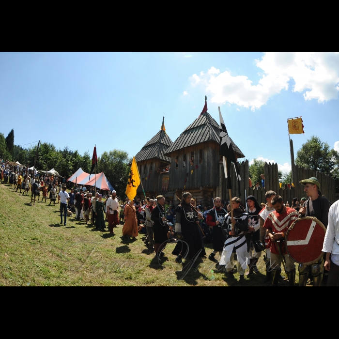 4 серпня 2018 Голова Верховної Ради України Андрій Парубій відвідав ХІІІ фестиваль середньовічної української культури «Ту Стань! — 2018», який триває з 3 по 5 серпня у селі Урич Сколівського району на Львівщині. На північ від сучасного населеного пункту в IX—XIII століттях існувало унікальне наскельне місто-фортеця, оборонний та адміністративний центр і митний пункт на соляному шляху із Дрогобича на Закарпаття і далі до Західної Європи.
У програмі заходу — екскурсії, історичні реконструкції, лицарські поєдинки, кінні турніри, ярмарки, на яких буде представлено народні промисли і ремесла, квести, нічний штурм, лазерне дійство. Тут працюватимуть ремісничі цехи. Ще одна новинка фестивалю — Бойова школа. Відвідувачі матимуть змогу не лише спостерігати за боями, а й помірятися силами із лицарями-русичами.
Учасників фестивалю чекав місцевий музей, у якому представлено артефакти, що розповідають про історію і традиції русичів та їхньої могутньої держави — Київської Русі.