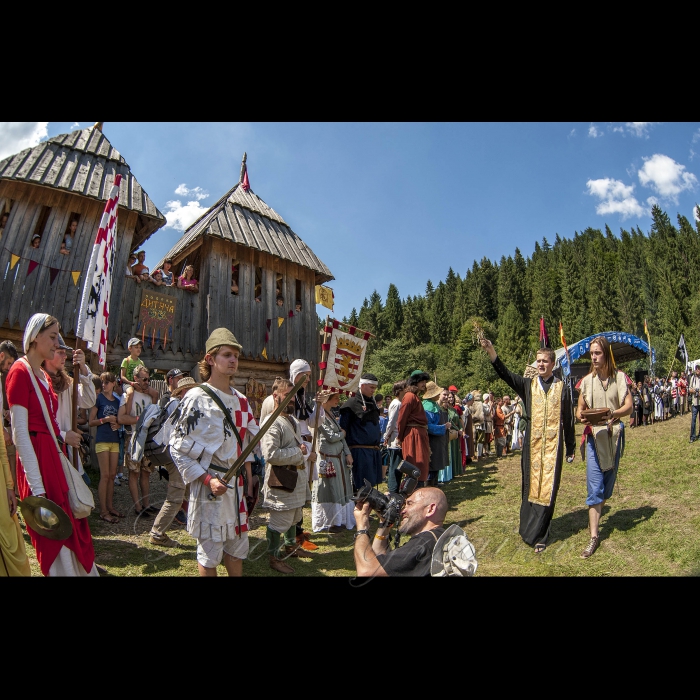 4 серпня 2018 Голова Верховної Ради України Андрій Парубій відвідав ХІІІ фестиваль середньовічної української культури «Ту Стань! — 2018», який триває з 3 по 5 серпня у селі Урич Сколівського району на Львівщині. На північ від сучасного населеного пункту в IX—XIII століттях існувало унікальне наскельне місто-фортеця, оборонний та адміністративний центр і митний пункт на соляному шляху із Дрогобича на Закарпаття і далі до Західної Європи.
У програмі заходу — екскурсії, історичні реконструкції, лицарські поєдинки, кінні турніри, ярмарки, на яких буде представлено народні промисли і ремесла, квести, нічний штурм, лазерне дійство. Тут працюватимуть ремісничі цехи. Ще одна новинка фестивалю — Бойова школа. Відвідувачі матимуть змогу не лише спостерігати за боями, а й помірятися силами із лицарями-русичами.
Учасників фестивалю чекав місцевий музей, у якому представлено артефакти, що розповідають про історію і традиції русичів та їхньої могутньої держави — Київської Русі.