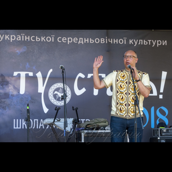 4 серпня 2018 Голова Верховної Ради України Андрій Парубій відвідав ХІІІ фестиваль середньовічної української культури «Ту Стань! — 2018», який триває з 3 по 5 серпня у селі Урич Сколівського району на Львівщині. На північ від сучасного населеного пункту в IX—XIII століттях існувало унікальне наскельне місто-фортеця, оборонний та адміністративний центр і митний пункт на соляному шляху із Дрогобича на Закарпаття і далі до Західної Європи.
У програмі заходу — екскурсії, історичні реконструкції, лицарські поєдинки, кінні турніри, ярмарки, на яких буде представлено народні промисли і ремесла, квести, нічний штурм, лазерне дійство. Тут працюватимуть ремісничі цехи. Ще одна новинка фестивалю — Бойова школа. Відвідувачі матимуть змогу не лише спостерігати за боями, а й помірятися силами із лицарями-русичами.
Учасників фестивалю чекав місцевий музей, у якому представлено артефакти, що розповідають про історію і традиції русичів та їхньої могутньої держави — Київської Русі.