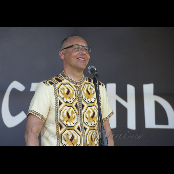 4 серпня 2018 Голова Верховної Ради України Андрій Парубій відвідав ХІІІ фестиваль середньовічної української культури «Ту Стань! — 2018», який триває з 3 по 5 серпня у селі Урич Сколівського району на Львівщині. На північ від сучасного населеного пункту в IX—XIII століттях існувало унікальне наскельне місто-фортеця, оборонний та адміністративний центр і митний пункт на соляному шляху із Дрогобича на Закарпаття і далі до Західної Європи.
У програмі заходу — екскурсії, історичні реконструкції, лицарські поєдинки, кінні турніри, ярмарки, на яких буде представлено народні промисли і ремесла, квести, нічний штурм, лазерне дійство. Тут працюватимуть ремісничі цехи. Ще одна новинка фестивалю — Бойова школа. Відвідувачі матимуть змогу не лише спостерігати за боями, а й помірятися силами із лицарями-русичами.
Учасників фестивалю чекав місцевий музей, у якому представлено артефакти, що розповідають про історію і традиції русичів та їхньої могутньої держави — Київської Русі.
