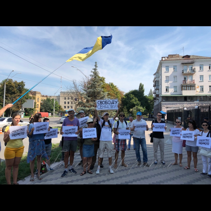 21 серпня 2018 акція на підтримку Олега Сенцова біля Посольство РФ в Україні. На 100-й день голодування режисера і письменника Олега Сенцова, Український ПЕН спільно з Центром Громадянських Свобод провів акцію біля Посольства Росії в Києві. Окрім України та Великої Британії, акції 