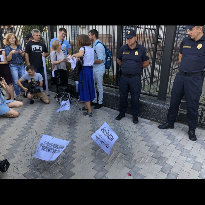 21 серпня 2018 акція на підтримку Олега Сенцова біля Посольство РФ в Україні. На 100-й день голодування режисера і письменника Олега Сенцова, Український ПЕН спільно з Центром Громадянських Свобод провів акцію біля Посольства Росії в Києві. Окрім України та Великої Британії, акції 