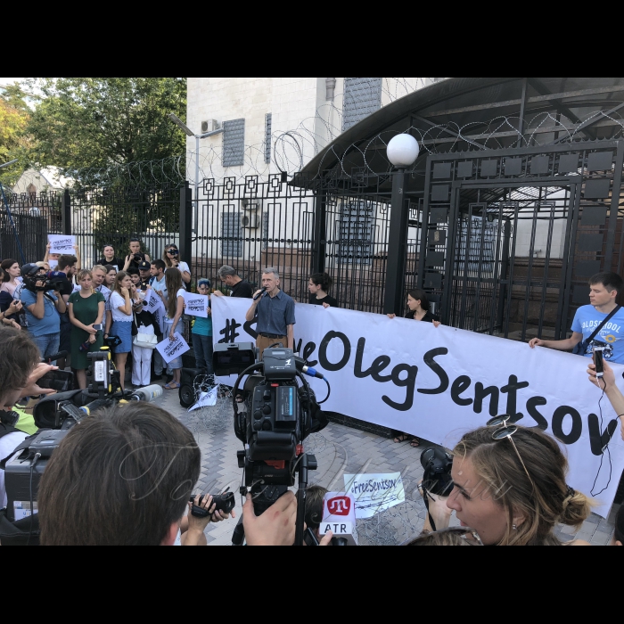 21 серпня 2018 акція на підтримку Олега Сенцова біля Посольство РФ в Україні. На 100-й день голодування режисера і письменника Олега Сенцова, Український ПЕН спільно з Центром Громадянських Свобод провів акцію біля Посольства Росії в Києві. Окрім України та Великої Британії, акції 