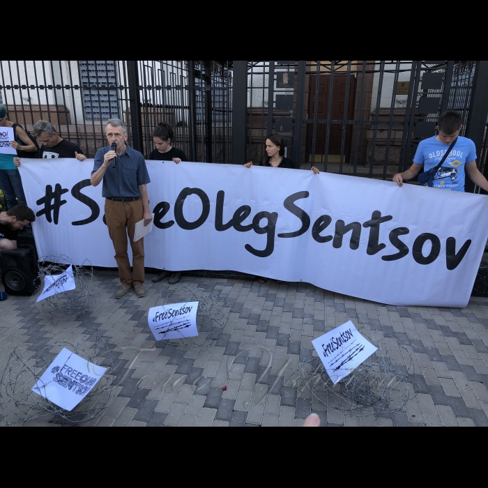 21 серпня 2018 акція на підтримку Олега Сенцова біля Посольство РФ в Україні. На 100-й день голодування режисера і письменника Олега Сенцова, Український ПЕН спільно з Центром Громадянських Свобод провів акцію біля Посольства Росії в Києві. Окрім України та Великої Британії, акції 