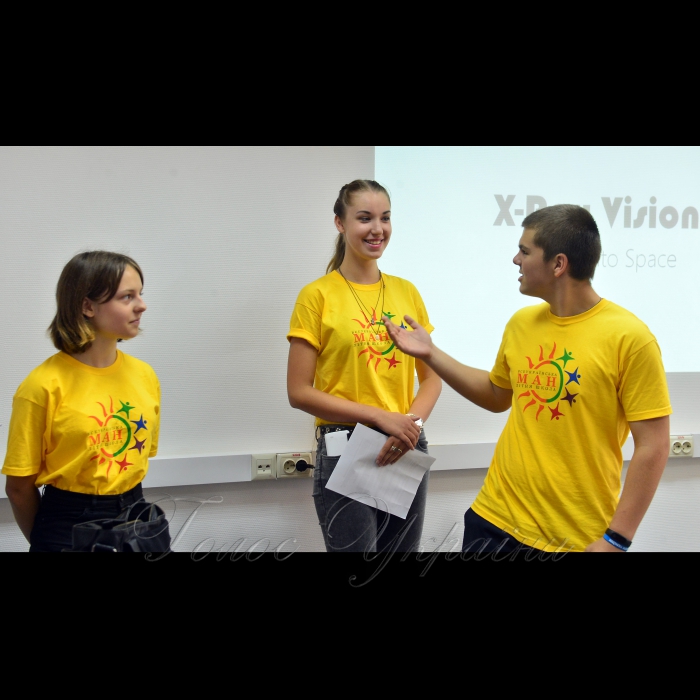 21 серпня 2018 25 школярів представили шість проектів портативних генераторів електричного струму, що працюють від сонця. Установки виготовлені власноруч під час Всеукраїнської літньої астрономічної школи. Діти також презентували свої проекти-дослідження метеоритних кратерів на інших планетах, сонячного випромінювання, розвитку космосу та ін. Цього літа Мала академія наук провела наукові табори з фізики, математики, робототехніки, мистецтвознавства, хімії та біології.
Лукіна Олександра (Київ), Сінельна Софія (Дніпро), Нетудихата Ростислав (Черкаси).