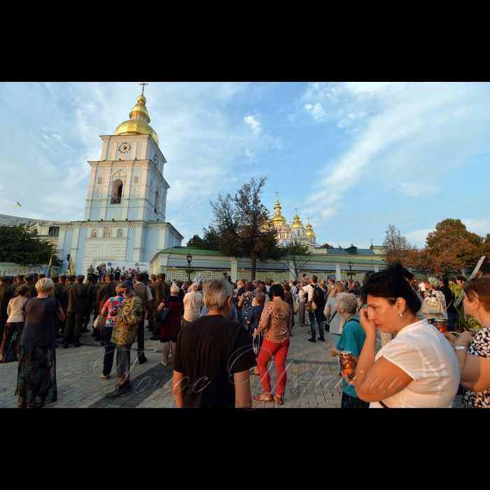28 серпня 2018 Київ. Люди прийшли пом’янути загиблих у АТО рідних напередодні Дня пам’яті на Михайлівську площу до стіни пам’яті.