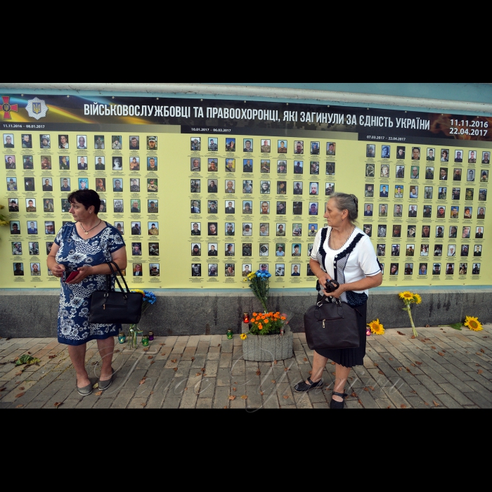 28 серпня 2018 Київ. Люди прийшли пом’янути загиблих у АТО рідних напередодні Дня пам’яті на Михайлівську площу до стіни пам’яті.