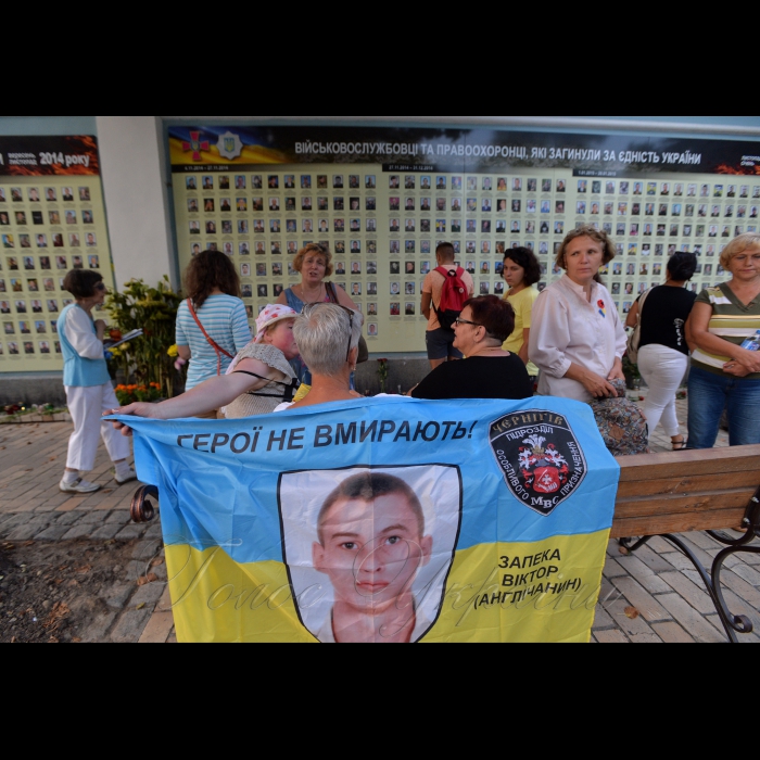 28 серпня 2018 Київ. Люди прийшли пом’янути загиблих у АТО рідних напередодні Дня пам’яті на Михайлівську площу до стіни пам’яті.