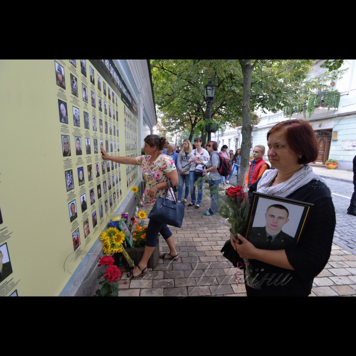 29 серпня 2018 День пам’яті загиблих у російсько-українській війні в Києві біля стіни пам’яті біля Михайлівського собору.