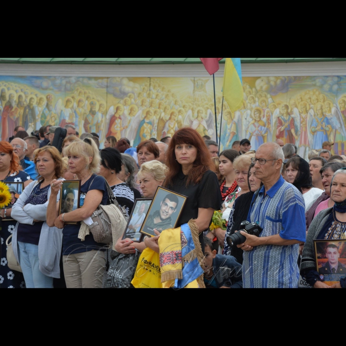 29 серпня 2018 День пам’яті загиблих у російсько-українській війні в Києві біля стіни пам’яті біля Михайлівського собору.
