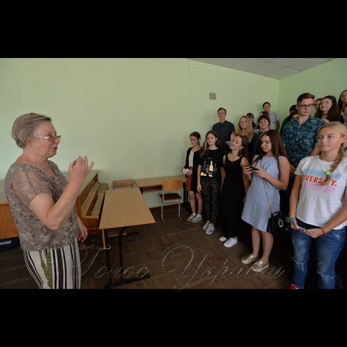 30 серпня 2018 Київський інститут музики ім. Р.М. Глієра сьогодні - це сучасний вищий музичний навчальний заклад, який готує фахівців І-ІV освітньо-кваліфікаційного рівня 
На фото: першокурсники  виконують гімн студентів «Гаудеамус».
Диригує Зоя Томсон – викладач хорового диригування.