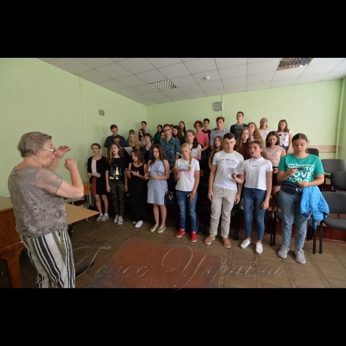 30 серпня 2018 Київський інститут музики ім. Р.М. Глієра сьогодні - це сучасний вищий музичний навчальний заклад, який готує фахівців І-ІV освітньо-кваліфікаційного рівня 
На фото: першокурсники  виконують гімн студентів «Гаудеамус».
Диригує Зоя Томсон – викладач хорового диригування.