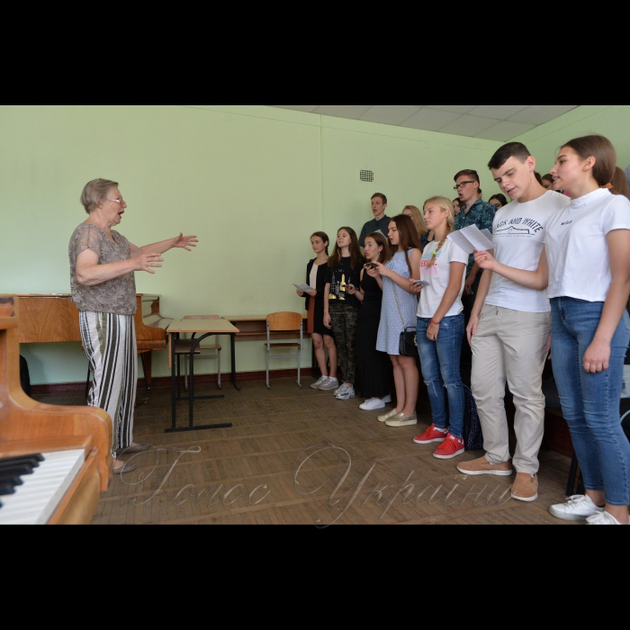 30 серпня 2018 Київський інститут музики ім. Р.М. Глієра сьогодні - це сучасний вищий музичний навчальний заклад, який готує фахівців І-ІV освітньо-кваліфікаційного рівня 
На фото: першокурсники  виконують гімн студентів «Гаудеамус».
Диригує Зоя Томсон – викладач хорового диригування.