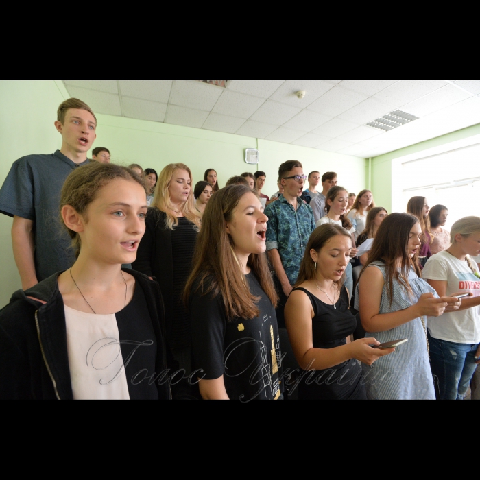 30 серпня 2018 Київський інститут музики ім. Р.М. Глієра сьогодні - це сучасний вищий музичний навчальний заклад, який готує фахівців І-ІV освітньо-кваліфікаційного рівня 
На фото: першокурсники  виконують гімн студентів «Гаудеамус».