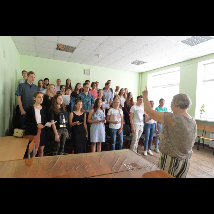 30 серпня 2018 Київський інститут музики ім. Р.М. Глієра сьогодні - це сучасний вищий музичний навчальний заклад, який готує фахівців І-ІV освітньо-кваліфікаційного рівня 
На фото: першокурсники  виконують гімн студентів «Гаудеамус».
