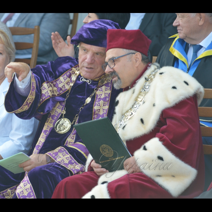 2 вересня 2018 Днем знань університет розпочав свій 121-й навчальний рік.
Ректор ректор Станіслав Ніколаєнко та професор Вроцлавського університету наук про життя Роман Колач.
