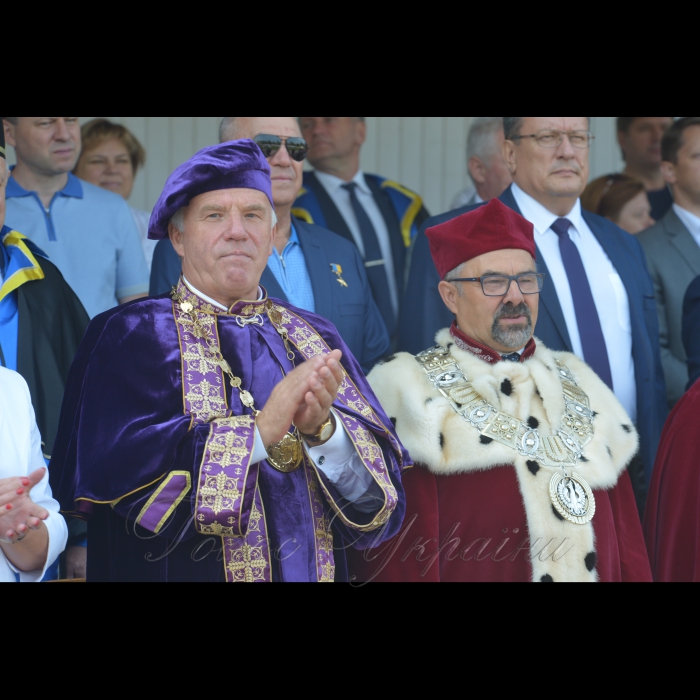 2 вересня 2018 Днем знань університет розпочав свій 121-й навчальний рік.
Ректор ректор Станіслав Ніколаєнко та професор Вроцлавського університету наук про життя Роман Колач.
