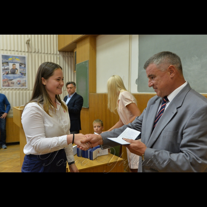 3 вересня 2018 в Інституті міжнародних відносин Київського національного університету імені Тараса Шевченка відбулася посвята у студенти. 
Завідувач кафедри міжнародної інформації  – доктор політичних наук, професор, почесний член університетів (Пітсбург, США; Йорк, Канада; Оснабрюк, Кіль, ФРН) – Рижков Микола вручає залікову книжку і студентський квиток першокурсниці Марії Донковій.