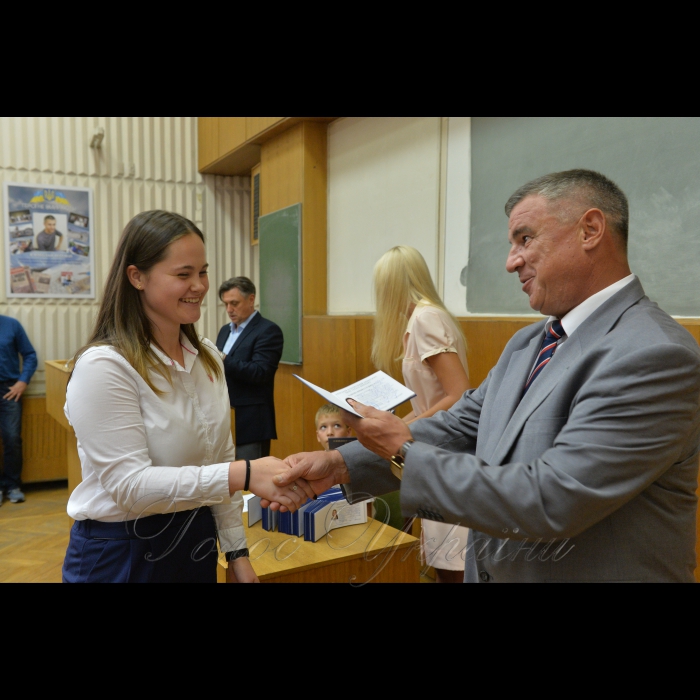 3 вересня 2018 в Інституті міжнародних відносин Київського національного університету імені Тараса Шевченка відбулася посвята у студенти. 
Завідувач кафедри міжнародної інформації  – доктор політичних наук, професор, почесний член університетів (Пітсбург, США; Йорк, Канада; Оснабрюк, Кіль, ФРН) – Рижков Микола вручає залікову книжку і студентський квиток першокурсниці Марії Донковій.